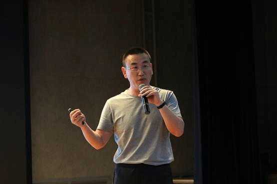 一張含有 個人, 牆, 直立的, 男人 的圖片自動產生的描述